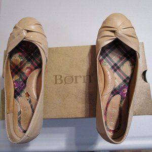 Ladies Born Lilly tan flat size 7.5